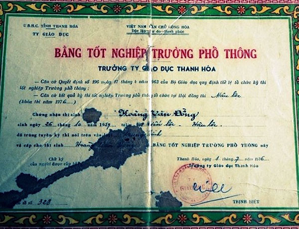 Bằng tốt nghiệp phổ thông thật nhưng đã thay tên người được cấp.