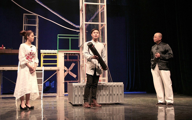 Kịch Lưu Quang Vũ làm cho chúng ta thêm yêu cuộc sống hơn, nhân văn hơn. Trong ảnh: Cảnh trong vở Hoa cúc xanh trên đầm lầy (Nhà hát Tuổi trẻ).