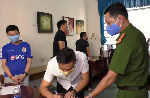 Các đối tượng ngang nhiên tổ chức đánh bạc bị bắt giữ.