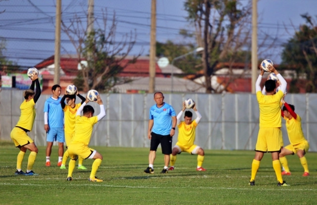Thầy Park dặn dò rất cẩn thận các học trò trước ngày ra quân.