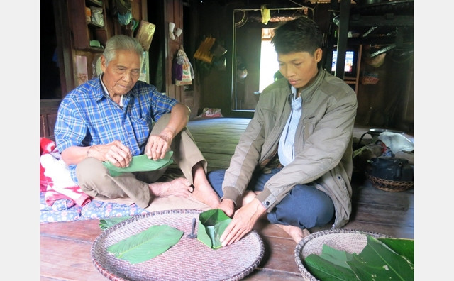 Người Khùa gói bánh chưng trong dịp Tết Nguyên đán cổ truyền.