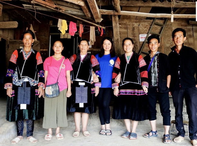 Nhóm dự án “Âm nhạc của chúng mình” đi thực tế tại bản Đề Hái, xã Sính Phình, huyện Tủa Chùa (Điện Biên). Ảnh: AHD