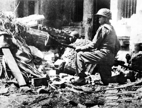 Cảm tử quân Hà Nội ôm bom ba càng đón đánh xe tăng quân Pháp trong ngày đầu toàn quốc kháng chiến năm 1946.                                                      Ảnh TƯ LIỆU