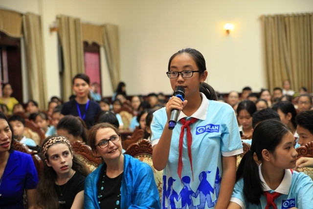 Các em học sinh nêu ý kiến tại diễn đàn.