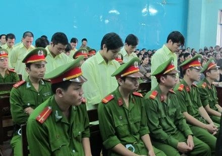 13 bị cáo (áo vàng) phạm tội “giết người” tại phiên tòa.