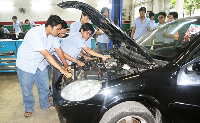 Chi nhánh, đại lý các hãng xe tiến hành sửa chữa, phục hồi xe ô-tô của khách hàng.