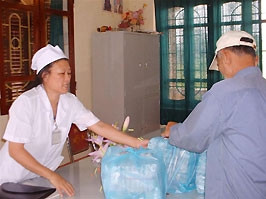 Bác sĩ Vũ Thị Kê đang bốc thuốc
cho bệnh nhân.