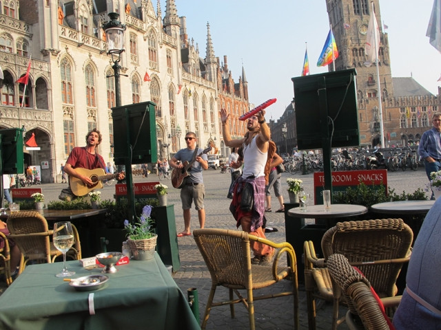 Các nghệ sĩ đường phố biểu diễn trên quảng trường ở TP Brúc-gơ, Bỉ.