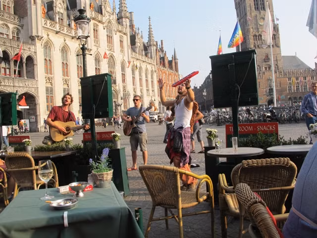 Các nghệ sĩ đường phố biểu diễn trên quảng trường ở TP Brúc-gơ, Bỉ.