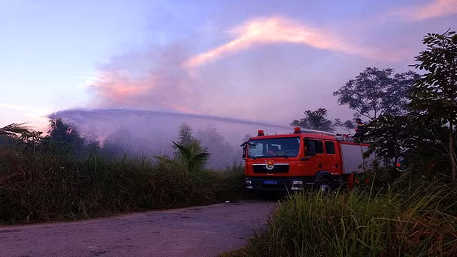 Lực lượng cứu hỏa đang nỗ lực phun nước dập lửa. 