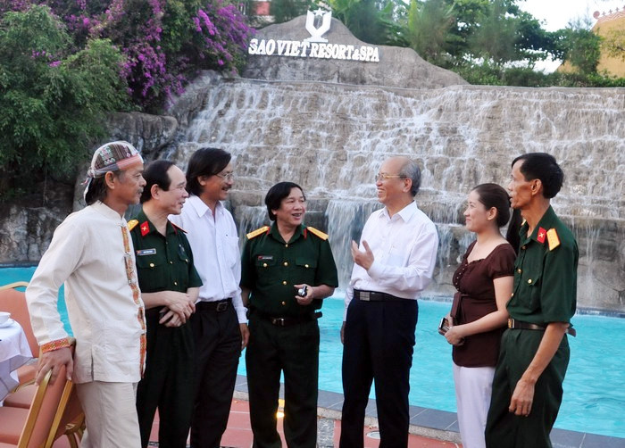 Các nhà văn tham dự trại viết của tạp chí Văn nghệ quân độitại Phú Yên. Ảnh: Xuân Thủy 