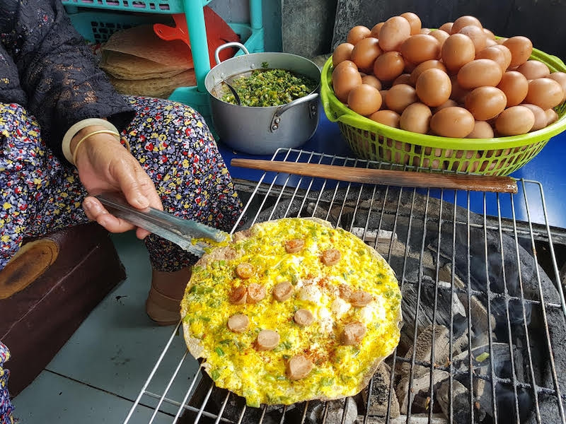 Bánh tráng nước Đà Lạt được đùa vui ví von bằng tên gọi "pizza Việt".