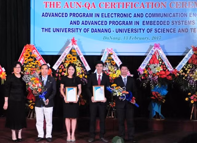 Đại diện AUN-QA trao giấy chứng nhận kiểm định chất lượng cho Trường ĐH Bách khoa Đà Nẵng.