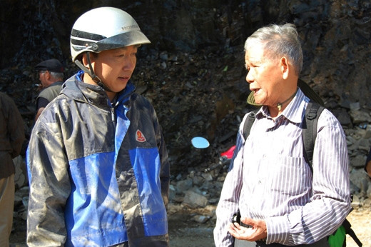 GS, TSKH Ðặng Huy Huỳnh (bên phải) trong chuyến khảo sát rừng đặc dụng Phia Oắc - Phia Ðén (huyện Nguyên Bình, Cao Bằng). Ảnh: MẠNH CƯỜNG