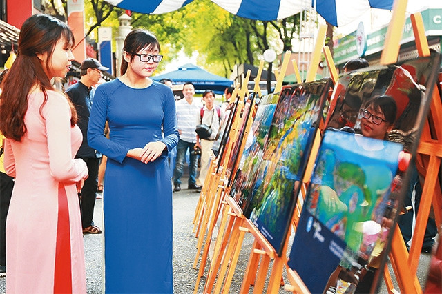Triển lãm thu hút nhiều khách du lịch và giới trẻ.
