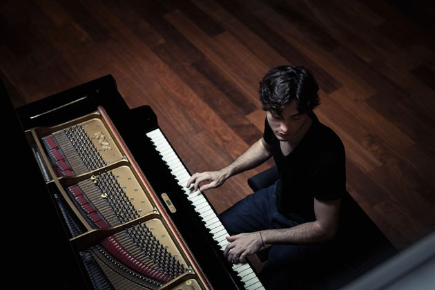 Nghệ sĩ dương cầm kiêm nhà soạn nhạc Thomas Enhco.