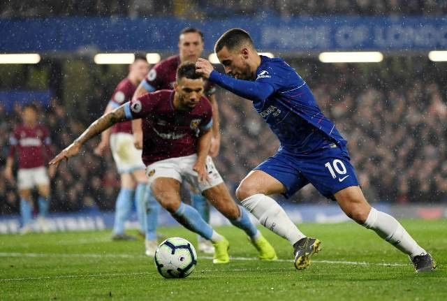 E. Hazard (áo xanh) tỏa sáng, lập cú đúp giúp Chelsea thắng West Ham 2-0.