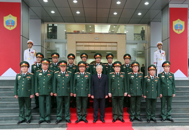 Tổng Bí thư Nguyễn Phú Trọng với các đồng chí lãnh đạo Tổng cục II.Ảnh: TRÍ DŨNG (TTXVN)