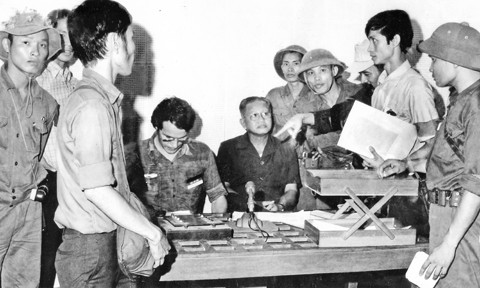 Dương Văn Minh (người ngồi bên phải) chuẩn bị đọc lời tuyên bố đầu hàng tại Đài Phát thanh Sài Gòn. Ảnh | KỲ NHÂN.