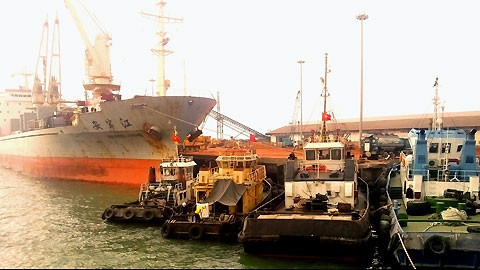 Tàu vào làm hàng tại cảng Vũng Áng.