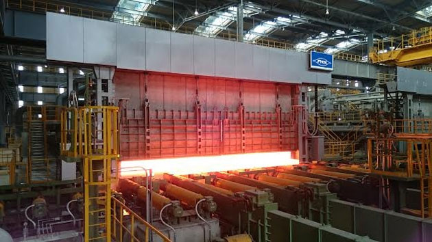 Một góc xưởng cán thép nóng hiện đại.