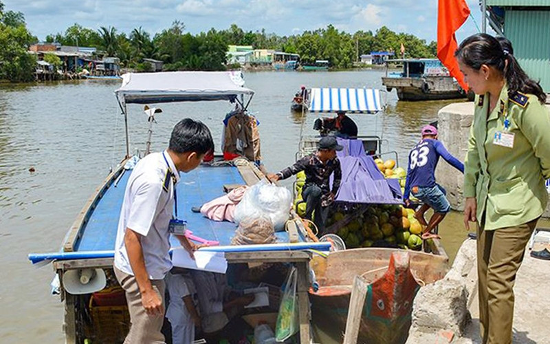 Các lực lượng chức năng huyện Ngọc Hiển (Cà Mau) lập chốt ngăn chặn dịch tả lợn châu Phi phát tán ra diện rộng. Ảnh: Trần Nguyên