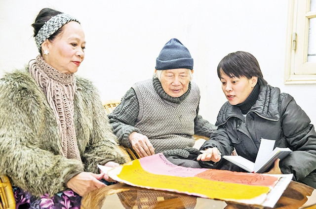 Phóng viên Nhân dân hằng tháng phỏng vấn vợ chồng danh họa Nguyễn Tư Nghiêm dịp xuân Giáp Ngọ - 2014.