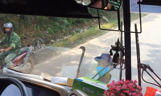 Đối tượng nam thanh niên cầm hung khí chặn đầu xe khách dọa nạt.