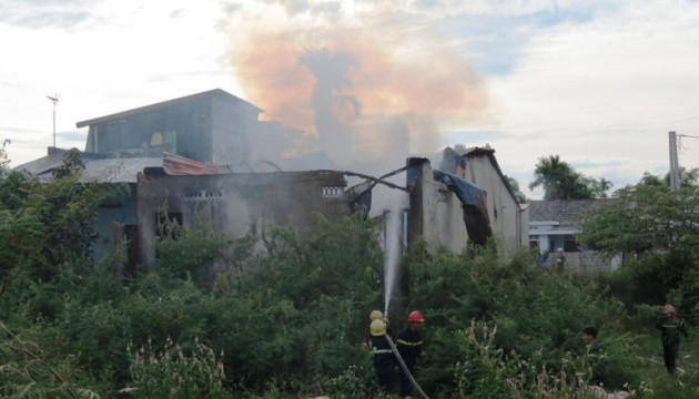 Lực lượng cảnh sát PCCC Công an Thừa Thiên-Huế đang dập tắt đám lửa.