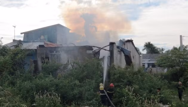 Lực lượng cảnh sát PCCC Công an Thừa Thiên-Huế đang dập tắt đám lửa.