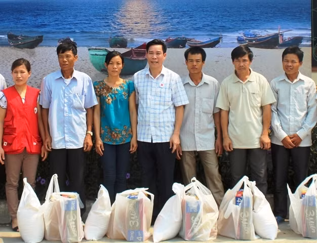 Tiếp tục có chính sách hỗ trợ tiêu thụ hải sản và tăng thời gian hỗ trợ gạo, tiền cho ngư dân.