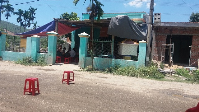 Gia đình chuẩn bị an táng cho em Ngân.