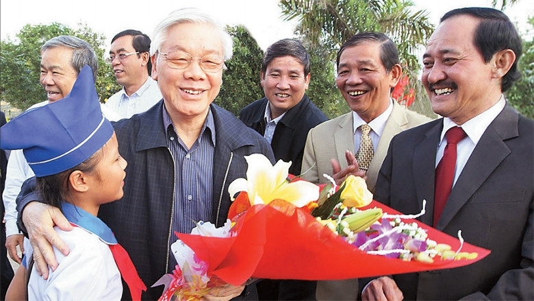 Tổng Bí thư Nguyễn Phú Trọng đến thăm xã nông thôn mới Vĩnh Thủy, huyện Vĩnh Linh, tỉnh Quảng Trị. Ảnh: TRÍ DŨNG (TTXVN)