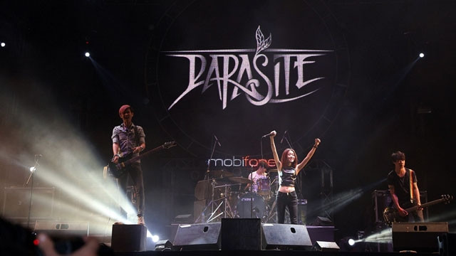 Phần trình diễn của ban nhạc trẻ Parasite mở màn đêm nhạc "Hào khí Đông A" tại TP Cần Thơ.