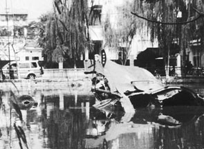 Xác máy bay B.52 bị bắn rơi trong trận Điện Biên Phủ trên không.