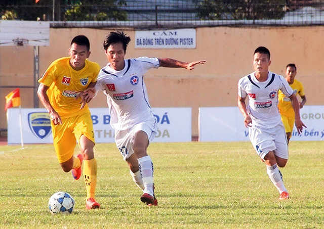Pha tranh bóng giữa cầu thủ hai đội FLC Thanh Hóa (áo vàng) và SHB Đà Nẵng. Ảnh: KHÁNH HƯNG