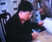 Nguyễn Văn Đài ký nhận lệnh bắt giữ.(Ảnh: CAND)