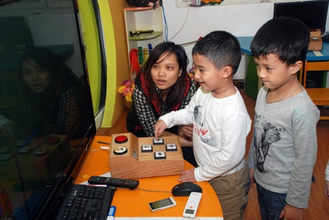 Giờ học tiếng Anh của các em lớp mẫu giáo Trường mầm non 20-10 (quận Hoàn Kiếm, Hà Nội). Ảnh: MINH HÀ