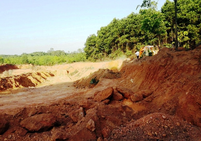Khu đồi bị đào bới nham nhở để lấy đất đem bán.