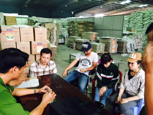 Đoàn kiểm tra liên ngành 389 tỉnh Đồng Nai kiểm tra, lập biên bản vi phạm tại Nhà máy sản xuất phân bón của Công ty Thuận Phong.