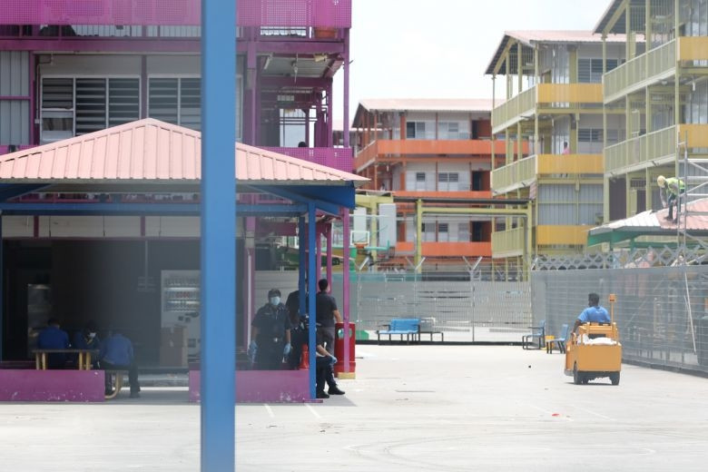 Khu nhà ở của công nhân nước ngoài vẫn là điểm nóng dịch Covid-19 tại Singapore (Ảnh: ST)