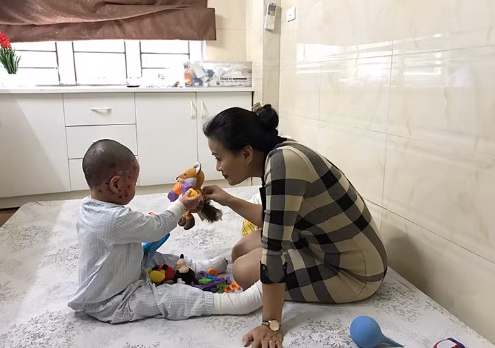 Chị Lan luôn dành thời gian chăm sóc và chơi cùng bé Kem.