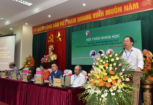 PSG.TS Lưu Văn An, phó Giám đốc Học viện Báo chí và Tuyên truyền phát biểu ý kiến tại buổi hội thảo.