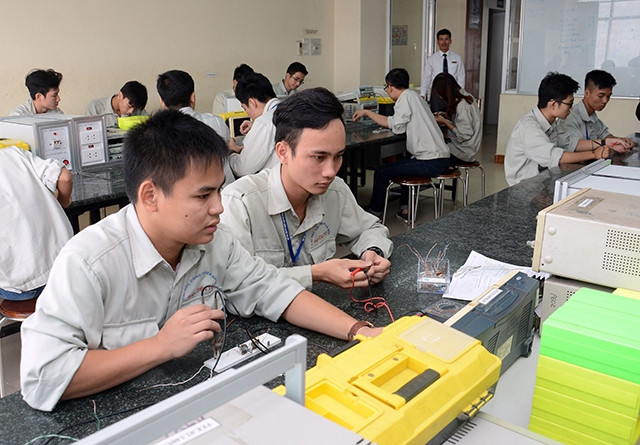 Giờ thực hành của sinh viên Khoa Điện, Trường đại học Công nghiệp Hà Nội. Ảnh: MINH HÀ