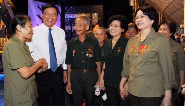 Bộ trưởng Bộ GTVT Đinh La Thăng gặp mặt và thăm hỏi cựu TNXP. (Ảnh: Trần Hải). 