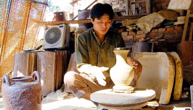 Anh Tập trăn trở giữ nghề gốm Thổ Hà.