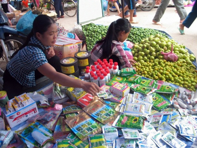 Các loại thuốc bảo vệ thực vật được bày bán công khai tại chợ Kỳ Lừa (TP Lạng Sơn, Lạng Sơn).