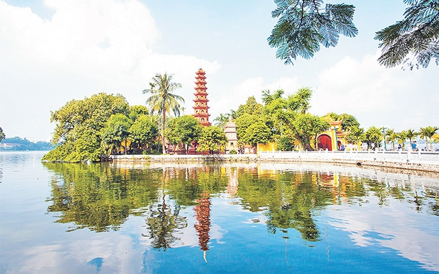 Chùa Trấn Quốc, địa điểm thu hút du khách trong nước và quốc tế khi đến thăm Hà Nội. Ảnh: Việt Linh