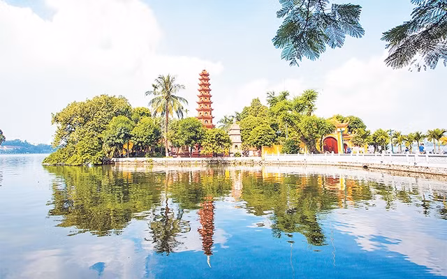 Chùa Trấn Quốc, địa điểm thu hút du khách trong nước và quốc tế khi đến thăm Hà Nội. Ảnh: Việt Linh