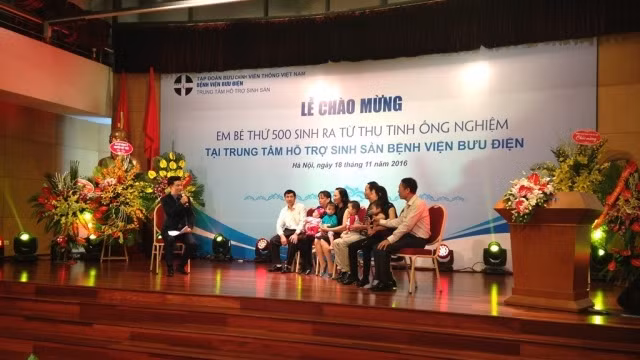 Các cặp vợ chồng lớn tuổi giao lưu tại buổi lễ chào mừng em bé thứ 500 sinh ra bằng phương pháp TTTON.